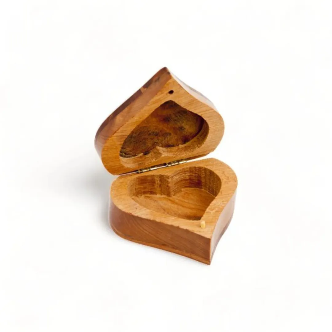 Coffret à bijoux et boîte en bois en forme de cœur, parfumée au cèdre. 